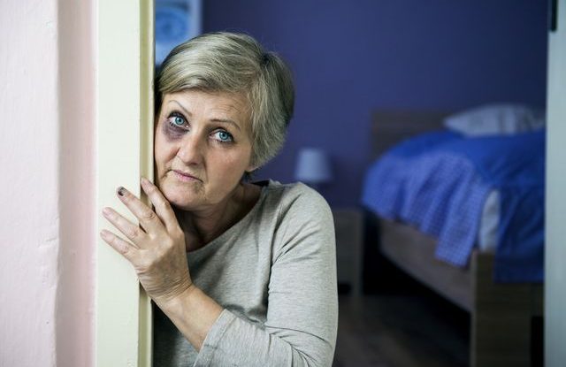 senior_duchodce_domaci_nasili_tyrani