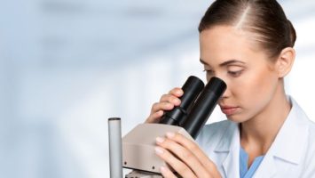 lekarsky-vyzkum-vedec-mikroskop