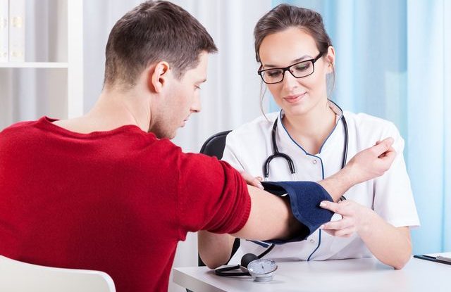 mereni-krevniho-tlaku-lekar-doktor