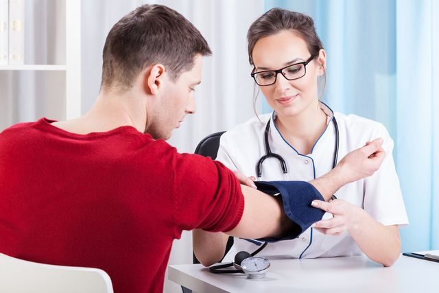 mereni-krevniho-tlaku-lekar-doktor