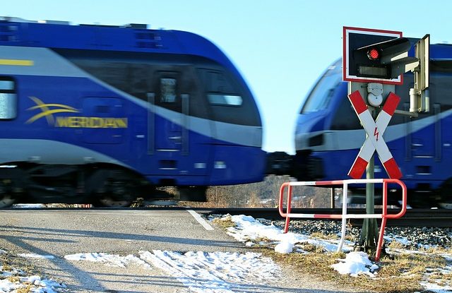 zeleznicni-prejezd-vlak-zavory