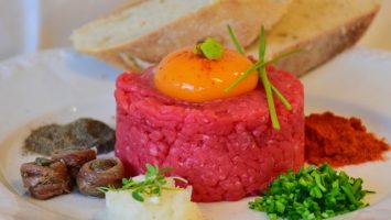 tatarsky-biftek-tatarak-vejce-paleo-dieta