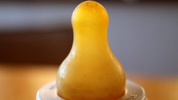 dcera-kojila-sveho-otce-dudlik-lahvicka