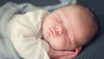 novorozenec-umele-oplodneni-mimino-dite