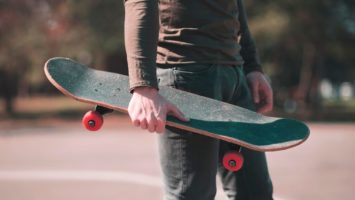Jízda na skateboardu na správné držení těla
