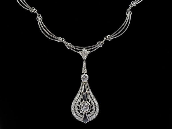 Diamant na řetízku