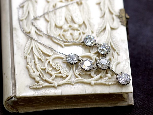 Diamant na řetízku