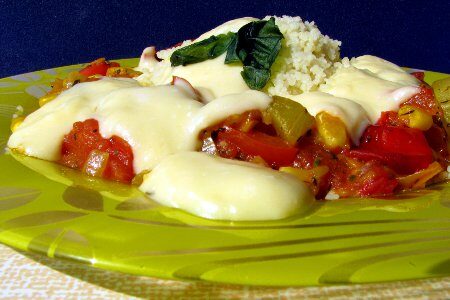 FOTO: Kuskus se zeleninou a sýrovou omáčkou