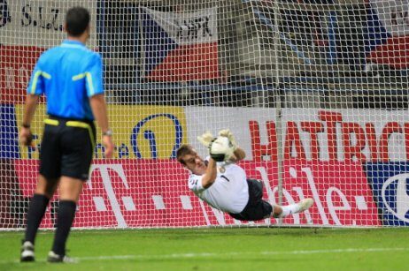 Litevský brankář chytá penaltu Barošovi
