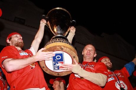 Hráči Pardubic s pohárem pro mistra ligy