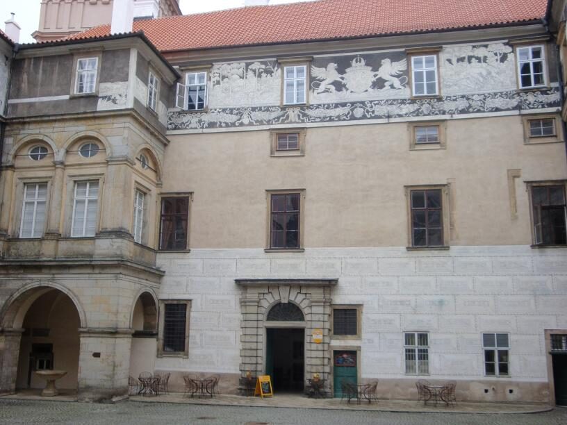 Foto: Zámecká restaurace Armonia - nádvoří před vstupem