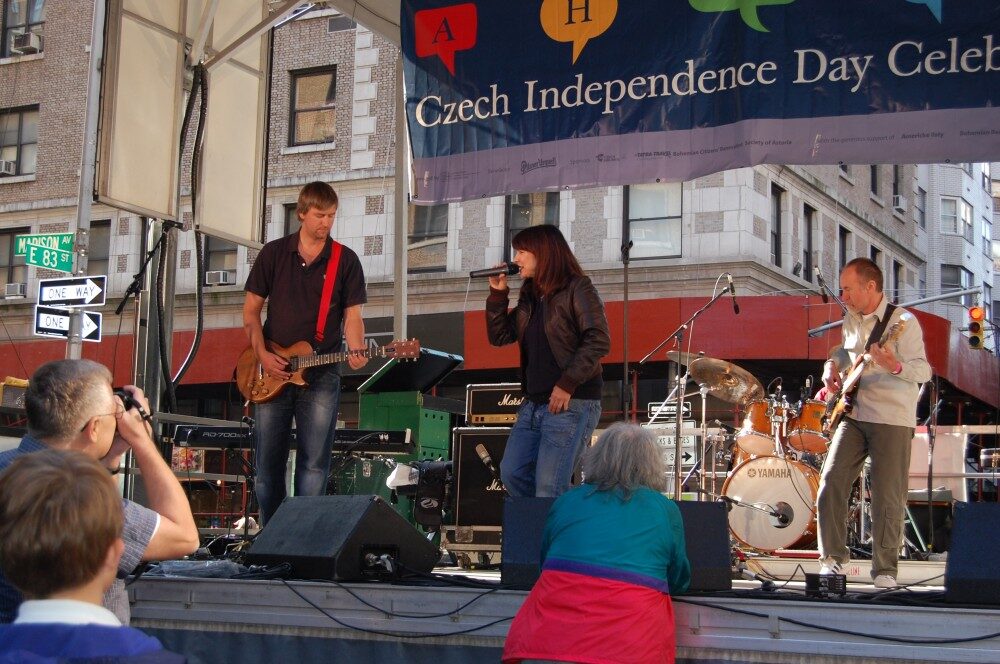FOTO: Anna K. při vystoupení na Czech Street festivalu