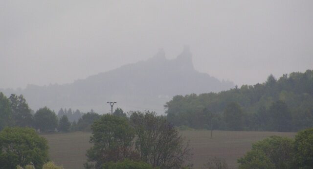 FOTO: Zřícenina Trosky v mlze