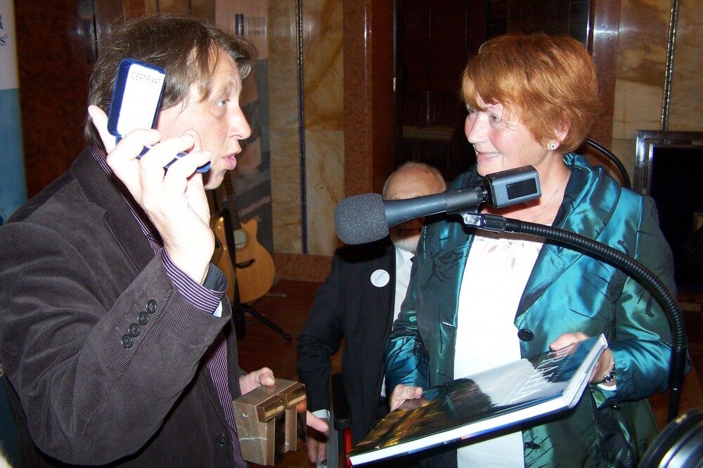 Jáchym Topol přijímá dary od náměstkyně primátora Prahy Marie Kousalíkové