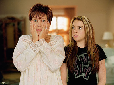 Lindsay Lohan a Jamie Lee Curtis ve filmu Mezi námi děvčaty