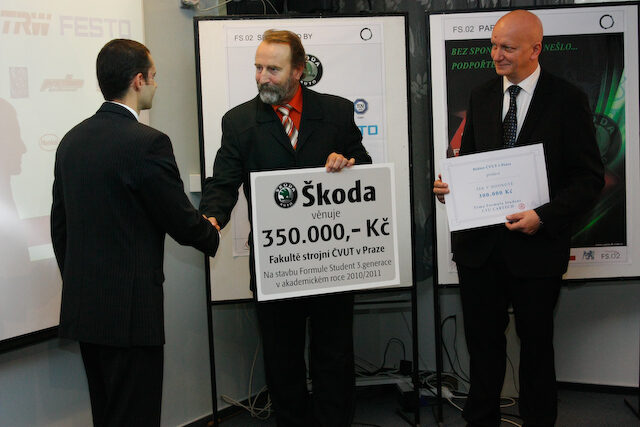 Ing. Radek Tichánek, Ph.D., přebírá část sponzorských darů pro tento rok.