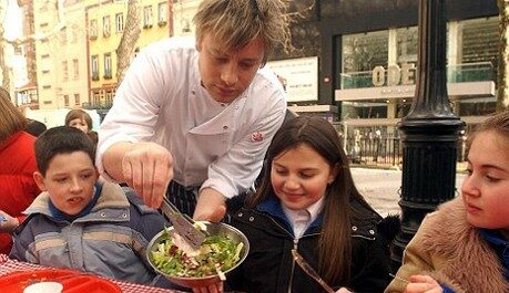 Jamie Oliver se snaží zlepšit stravovací návyky britských školáků.