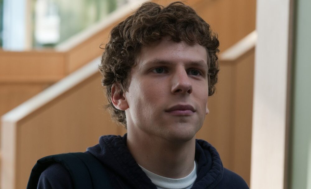 FOTO: Jesse Eisenberg jako Mark Zuckerberg ve filmu Život online. Zdroj: www.falcon.cz