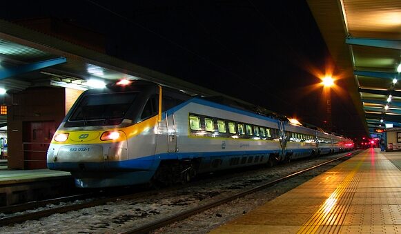 FOTO: Některé noční vlaky naberou hodinové zpoždění během pár sekund