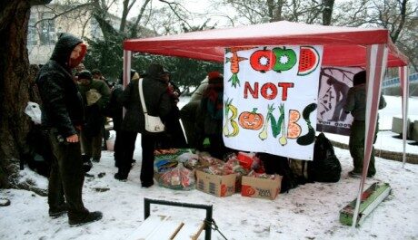 FOTO: Stánek Food Not Bombs
