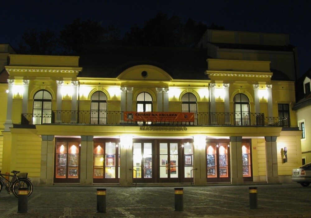 FOTO: Návštěva představení v Klicperově divadle může být příjemným večerním programem.