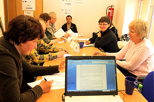 FOTO:S pomocí za prací