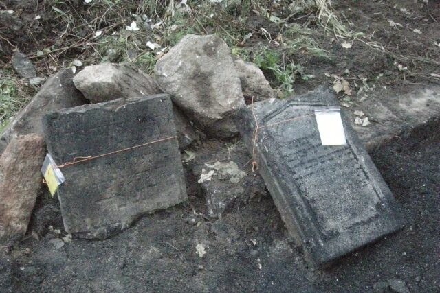 FOTO: Náhrobky s evidenčním číslem