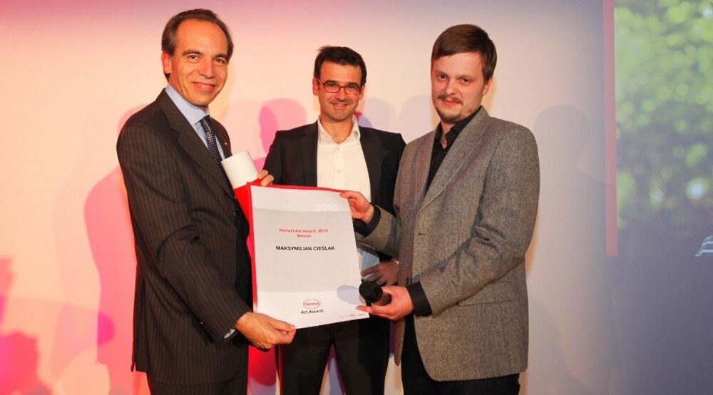 Maksmylian přebírá cenu