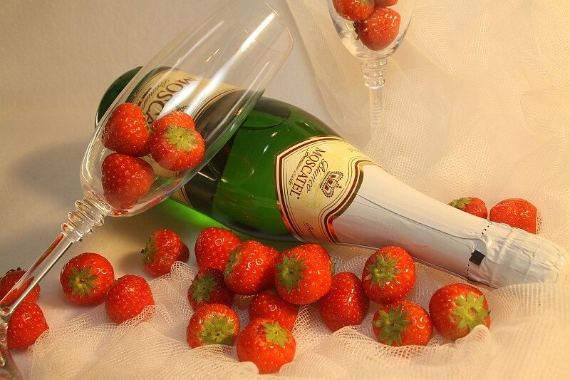 Foto: Lahev a sklenice na šumivé víno