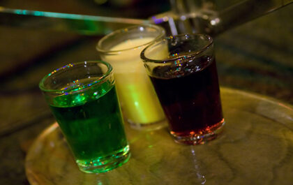 FOTO: Panáky tří likérů - zelené, vaječňáku a griotky -, aneb jedna z variant lidového drinku s názvem semafor.