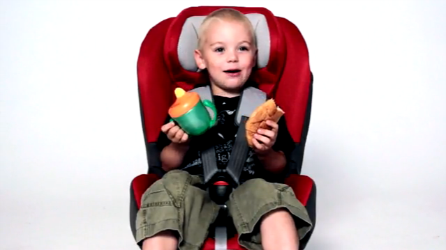 FOTO: Autosedačka a dítě, Zdroj: youtube.com