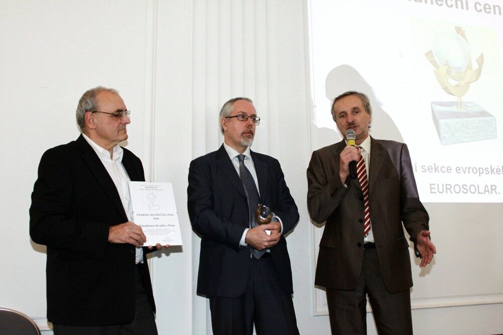 FOTO: Předseda národní sekce EUROSOLAR předává ocenění řediteli ND