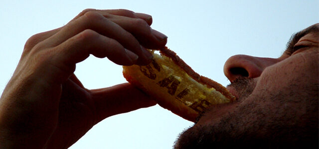 OBR.: Muž s chlebem s nápisem sale