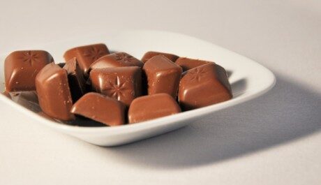 FOTO: čokoládové bonbóny na talířku