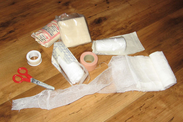 Africe může pomoci zejména obvazový materiál