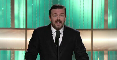 FOTO: Ricky Gervais pri moderovani Zlatych globu 2011