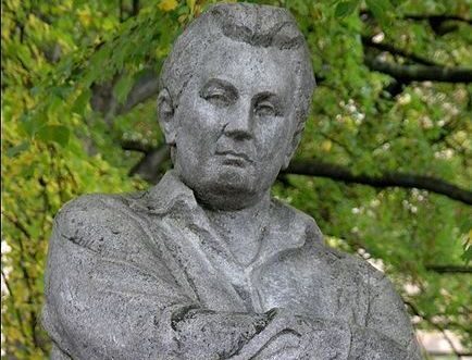 FOTO: Pomník Jaroslava Haška v Lipnici nad Sázavou