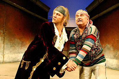 FOTO: Jan Hájek s Miroslavem Donutilem v představení Sluha dvou pánů v Národním divadle v Praze