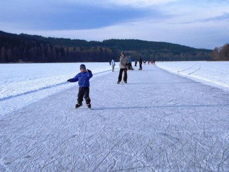 FOTO: Bruslení na zamrzlém Lipnu
