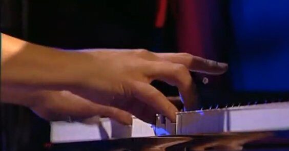 Sara Bareilles detail hry na klavír