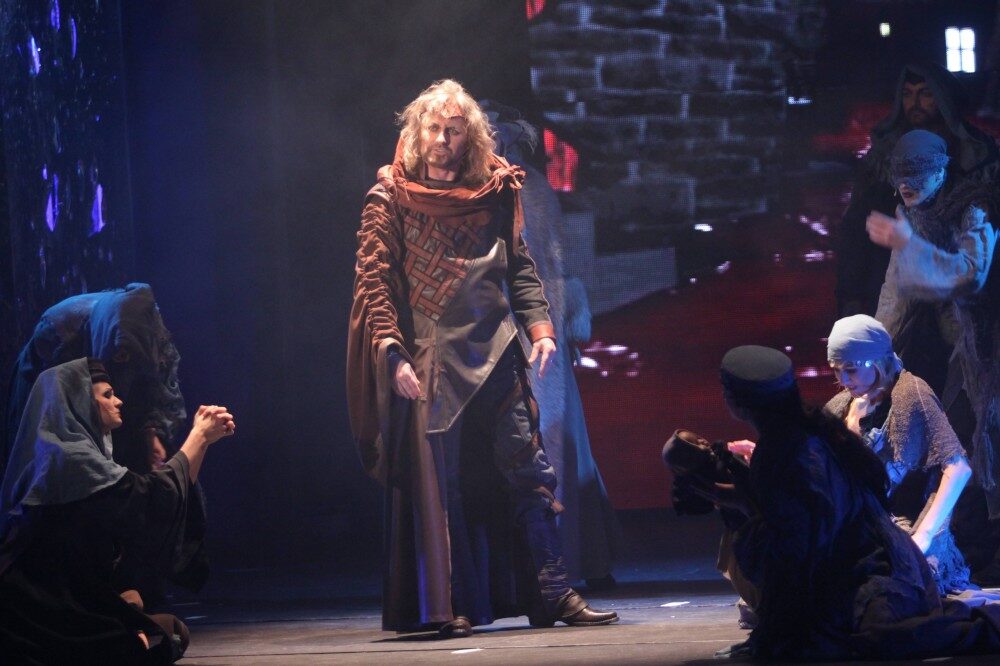 FOTO: Josef Vojtek v premiérovém představení muzikálu Kat Mydlář v Divadle Broadway