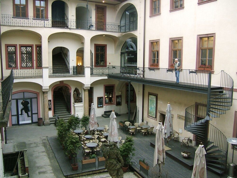 FOTO: Nádvoří Divadla v Celetné