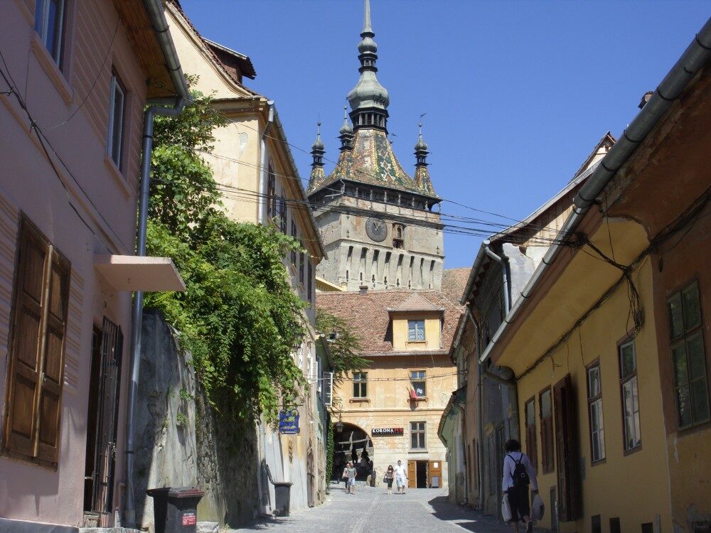FOTO: ulice ve městě Sighisoara v Rumunsku