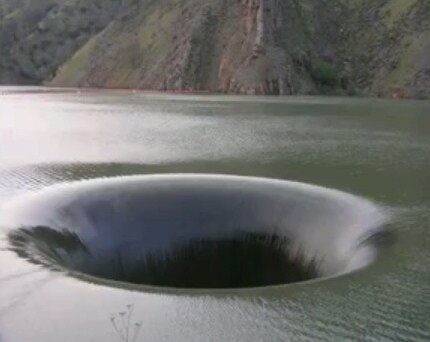 FOTO: The Monticello Dam