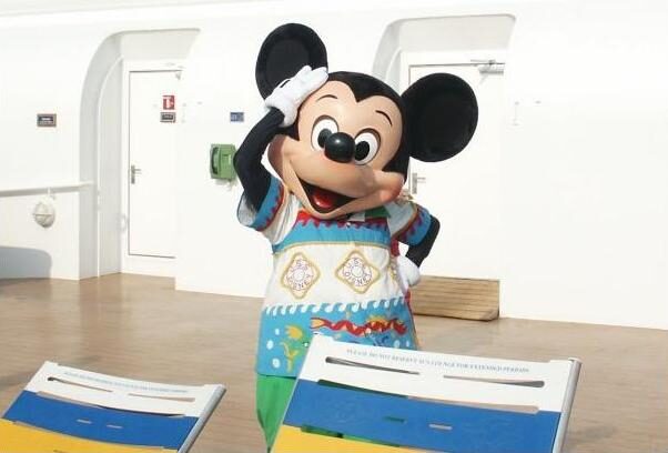 FOTO: Postavička Mickey Mouse baví na lodi hosty