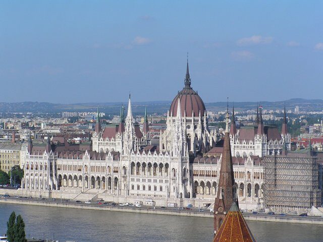 FOTO: Budapešť, budova parlamentu na břehu Dunaje