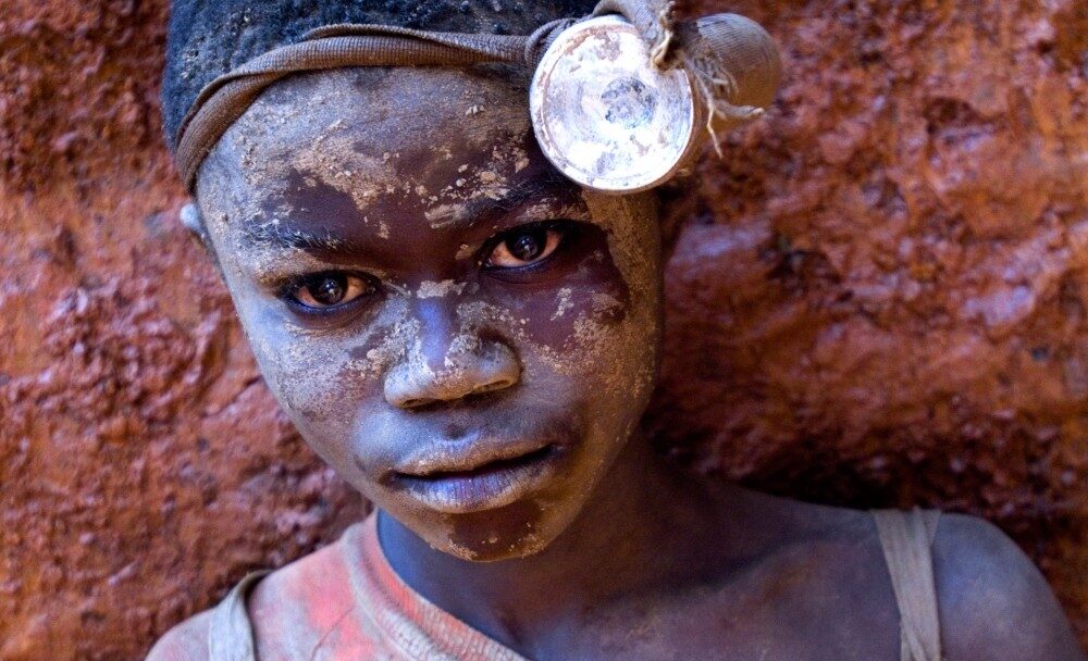 FOTO: Stojí dětská práce v dolech za výrobou našich mobilních telefonů?