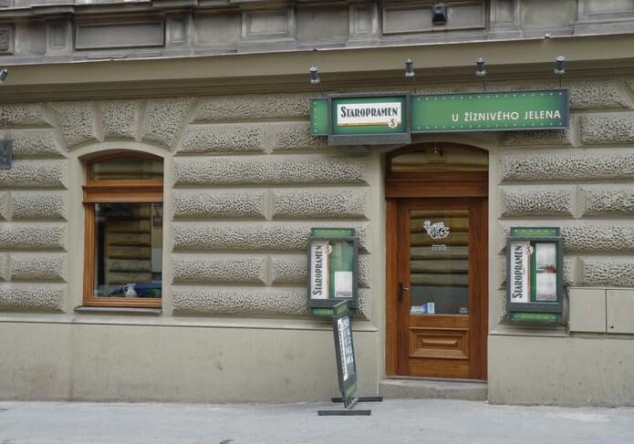 FOTO: Vchod do restaurace U Žíznivého jelena