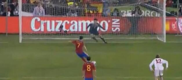 David Villa proměňuje penaltu