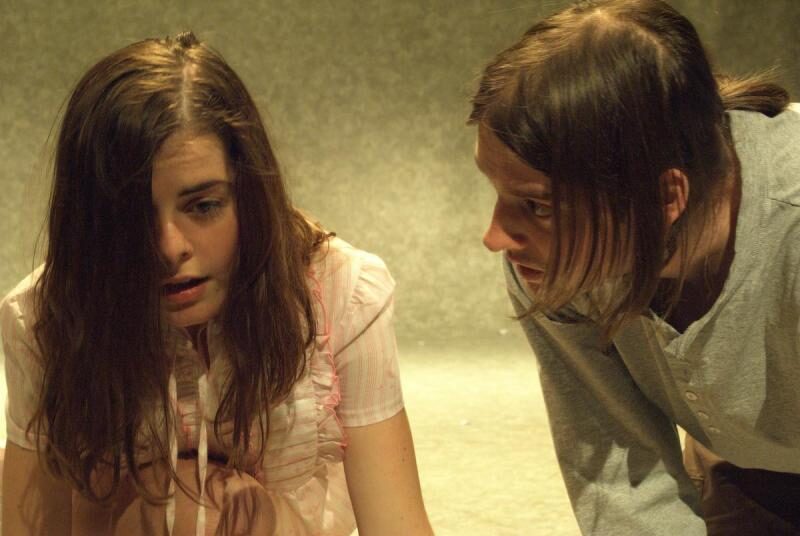 FOTO: Sestra s mrtvým bratrem